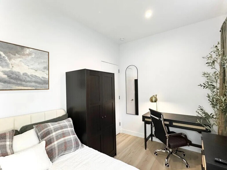 Building Photo - Furnished room/NOT APARTMENT