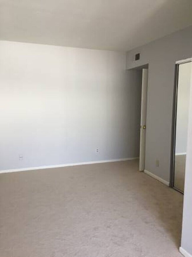Building Photo - This is a great opportunity to rent a 2 bedroom at a competitive price in Tarzana.