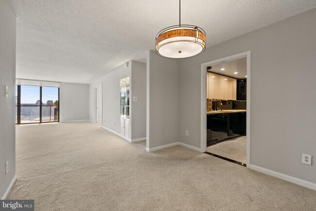 Building Photo - 1101 S Arlington Ridge Rd