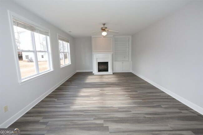 Building Photo - 3205 Vaughan Dr