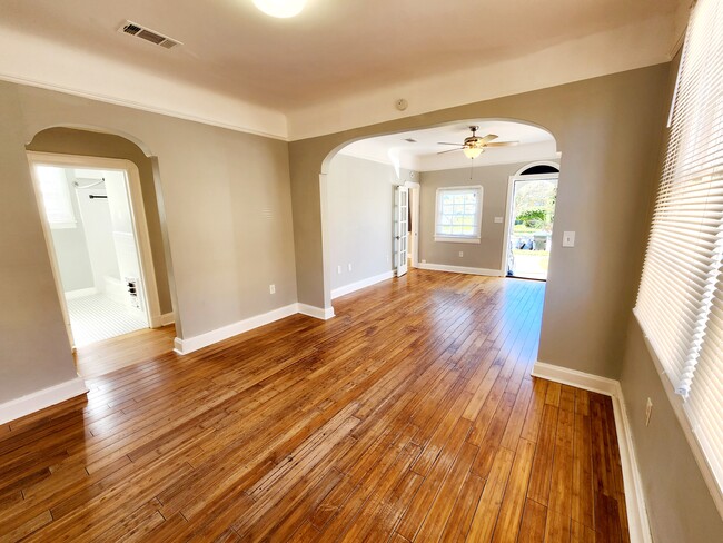 Building Photo - 2333 Pauline St