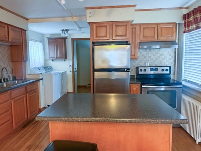 Building Photo - 30-32 Sherman St - Lakefront Living, Right in the Heart of Burlington