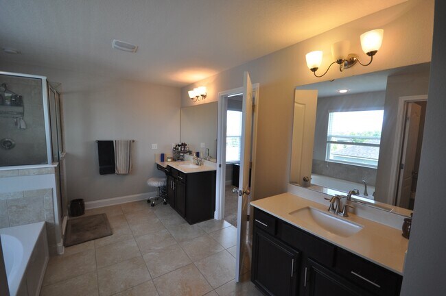 Building Photo - Large Home at Work Golf Village