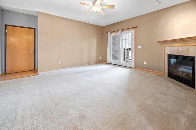 Building Photo - 870 W Cherry St