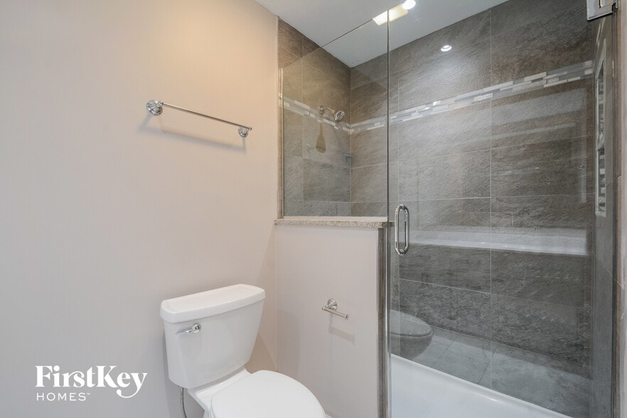 Building Photo - 10 Kingsmont Ct