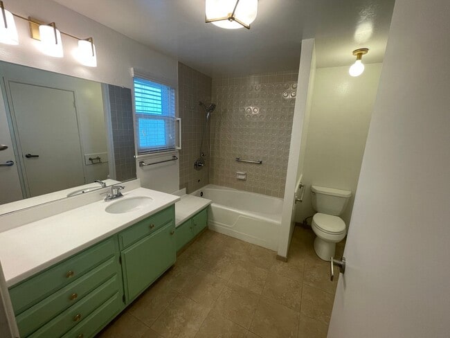 Building Photo - Awesome home on massive lot, 55+ community