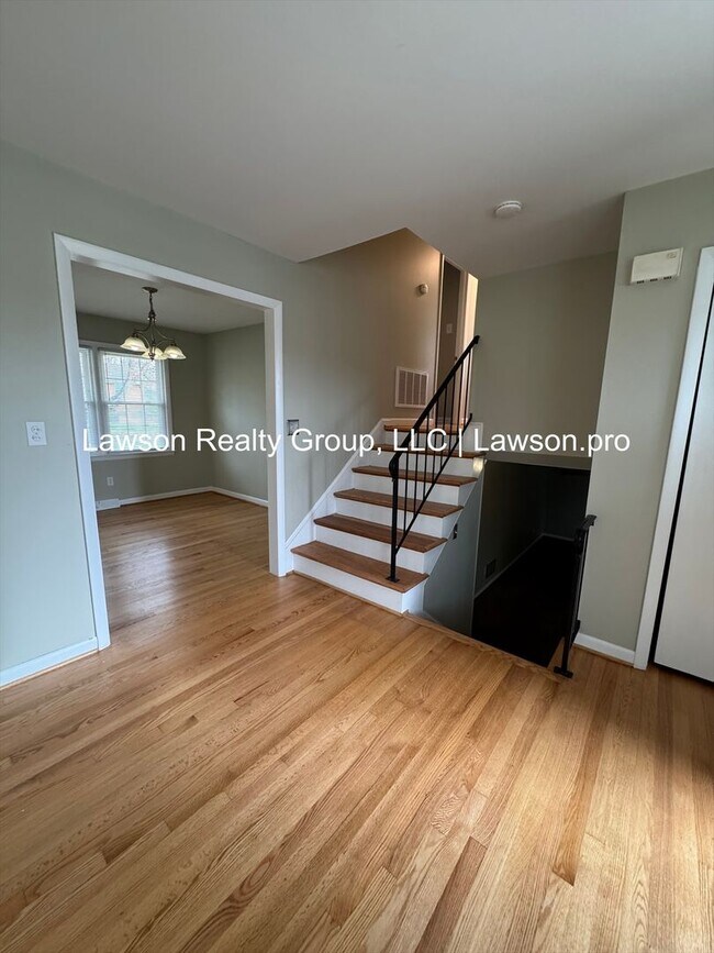 Building Photo - Beautiful Salem split level near the VA hospital