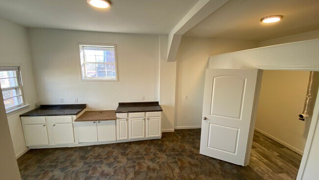 Building Photo - Spacious 4 Bedroom Home