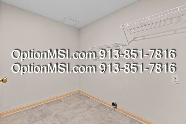 Building Photo - Well Maintained Half Duplex