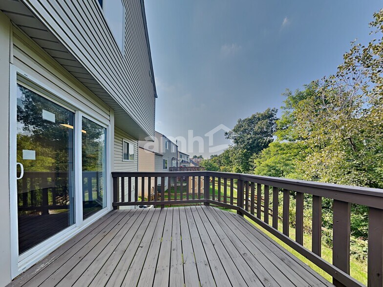 Building Photo - 2133 Antoinette Way