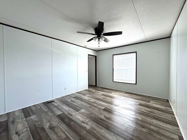 Building Photo - 16206 Wood Dr