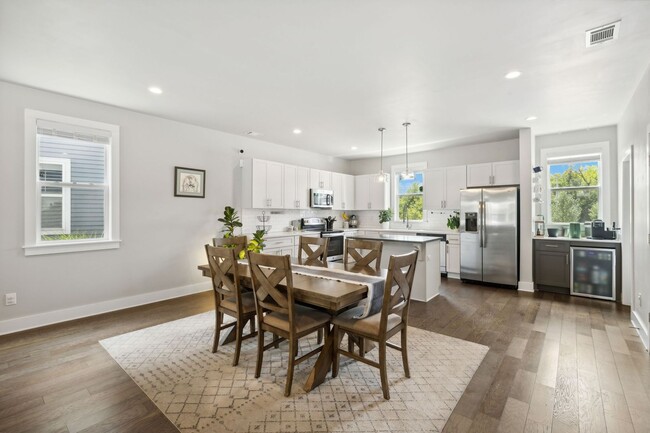 Building Photo - Urban Living just minutes from Downtown Na...