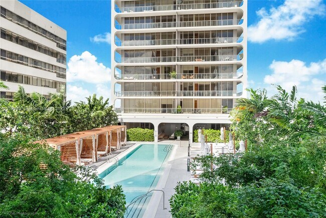 Building Photo - 2655 S Bayshore Dr