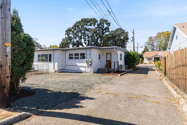 Building Photo - MOVE IN SPECIAL Charming 2 bedroom duplex