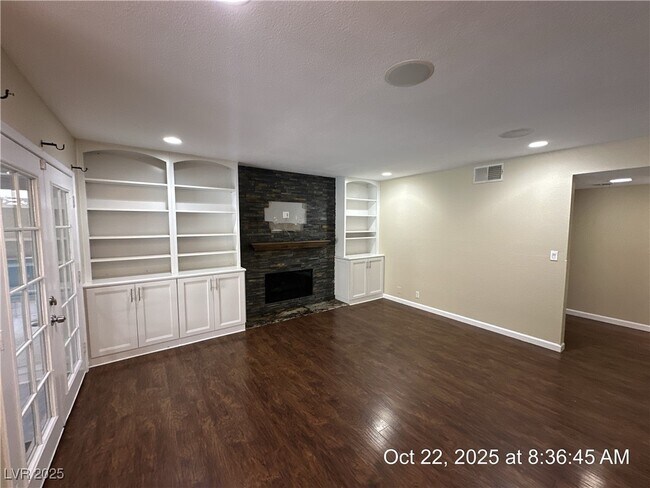 Building Photo - 2341 Moorpark Way