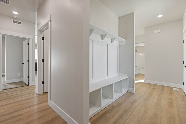 Building Photo - LEASE TAKE OVER PLEASE CALL TENANTS BRITTNEY 480-868-7733 OR Gunner Norton 480-450-0666 -FOR THIS...