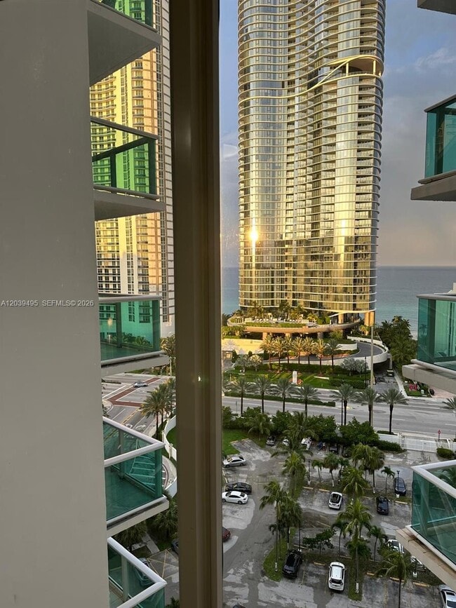 Building Photo - 100 Bayview Dr