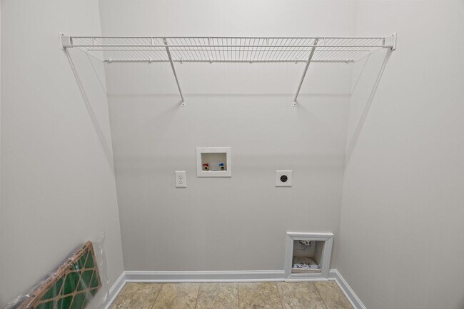 Building Photo - Fantastic 3 Bedroom End-unit Townhome with...