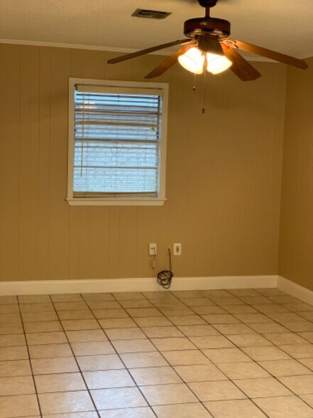Building Photo - 301 Cascade Dr