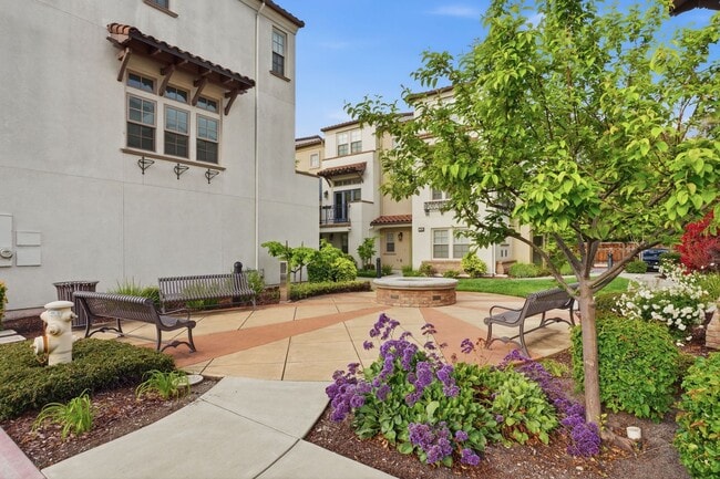 Building Photo - Gorgeous 2 Bed, 2.5 Bath Townhome in Exclusive Reflection Community!