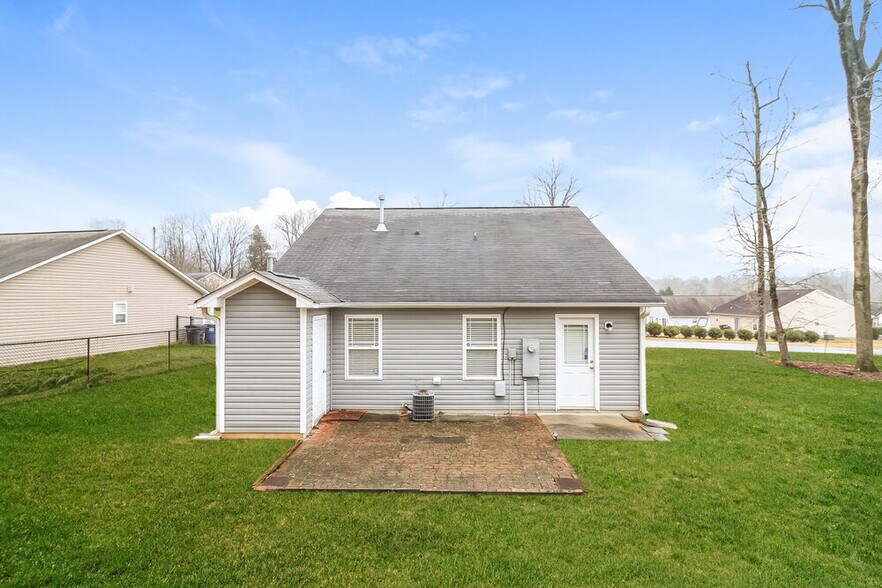 Building Photo - 3720 Cheshire Woods Dr