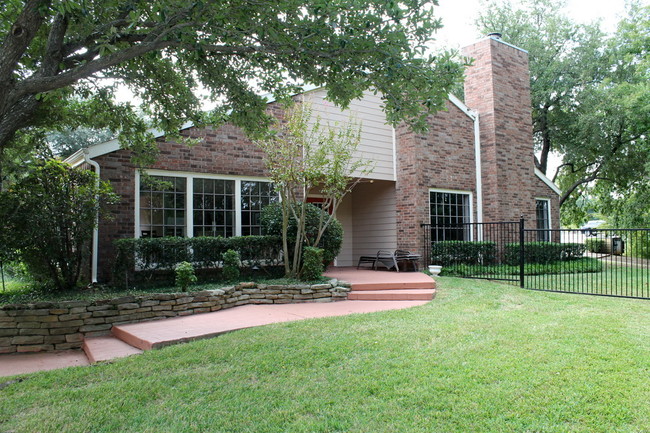 Primary Photo - Woodcreek Apartments