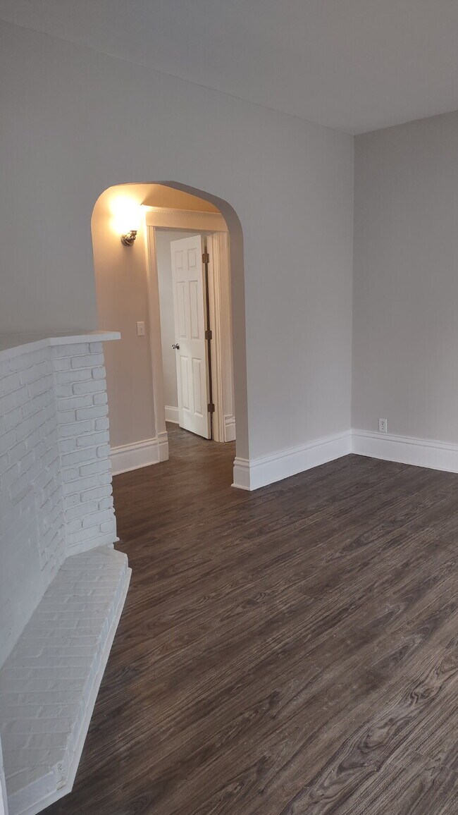 Building Photo - Updated 2-bedroom | Large Kitchen | Laundry in Building