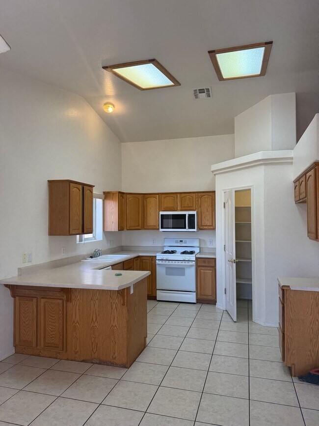 Building Photo - 3 Bedroom 2 Bathroon Home