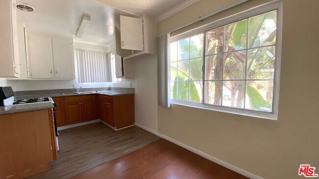 Building Photo - 443 S Wilton Pl