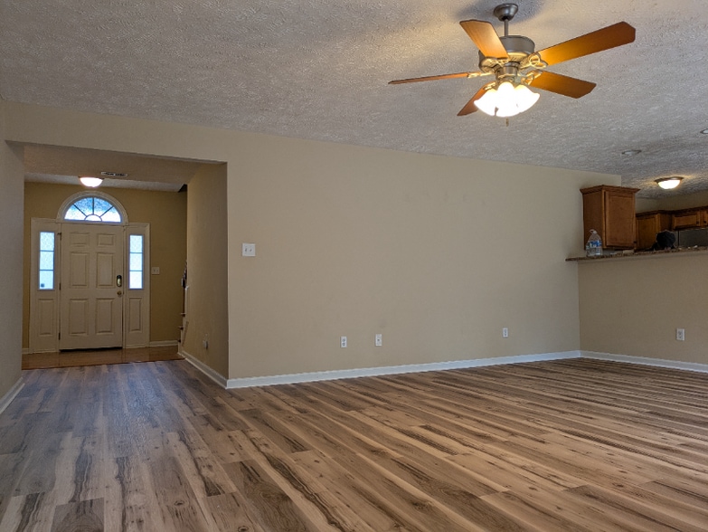 Building Photo - 361 Americana Dr