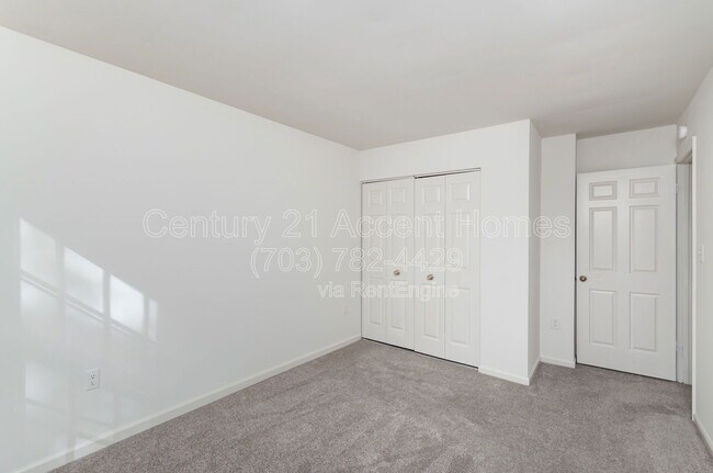 Building Photo - 6143 Summer Park Ln