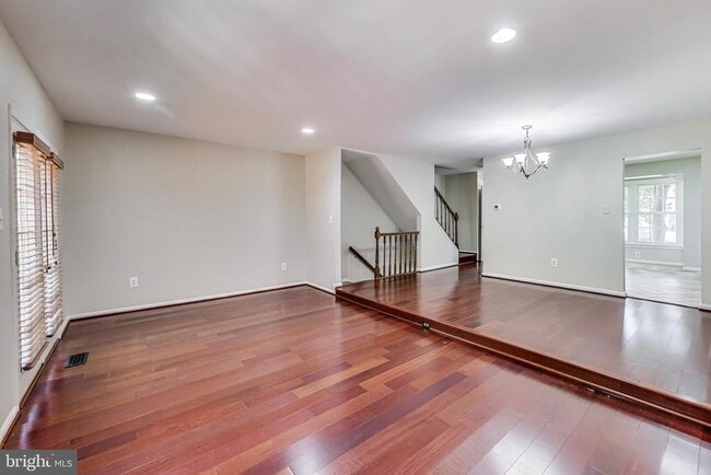 Building Photo - 3027 Mozart Dr