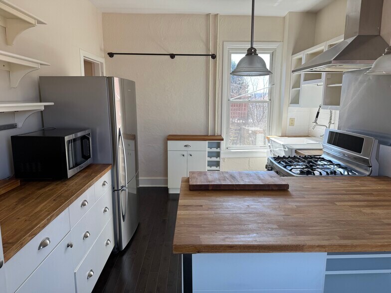 Building Photo - 4747 Hatfield St