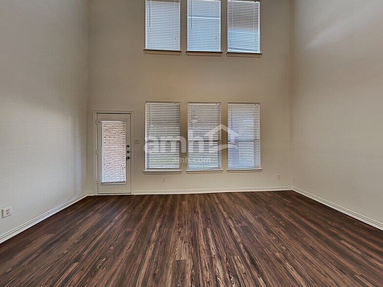 Building Photo - 5805 Kiger Dr