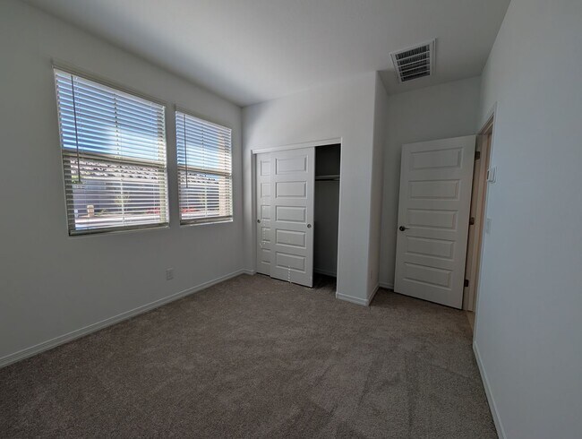 Building Photo - 4 Bedroom 3 Bathroom Home