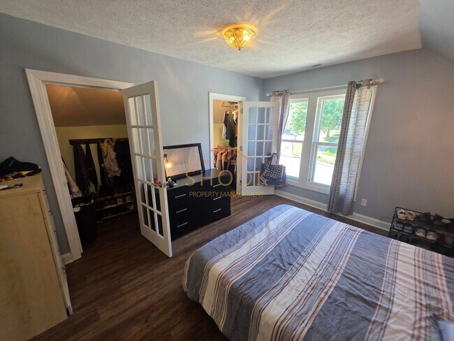 Building Photo - LARGE 4 BR HOME CLOSE TO DOWNTOWN W/ LOTS OF AMENITIES