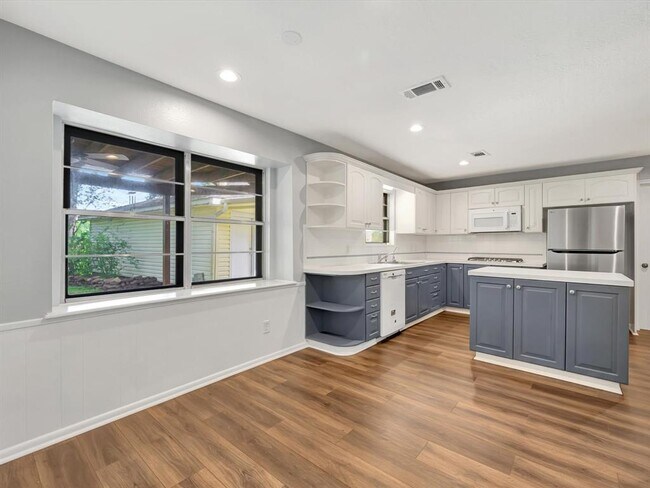 Building Photo - 15014 Torry Pines Rd
