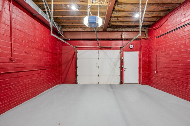 Building Photo - 1801 Otis St NE