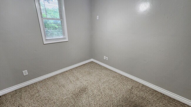 Building Photo - 4 bed 2 bath house in Edmond, OK next to UCO campus