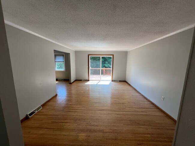 Building Photo - Spacious 3 Bedroom Ranch