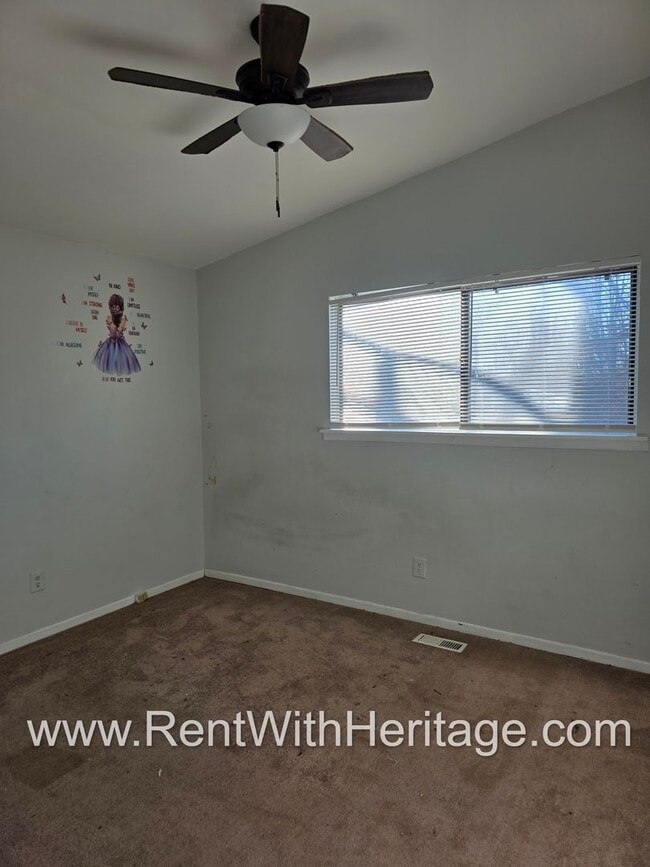 Building Photo - Amazing 3 Bedroom/ 2 Bath Home / Spacious Livingroom /  Flex Room / 1/2 Acre / Fenced Yard / Grea...