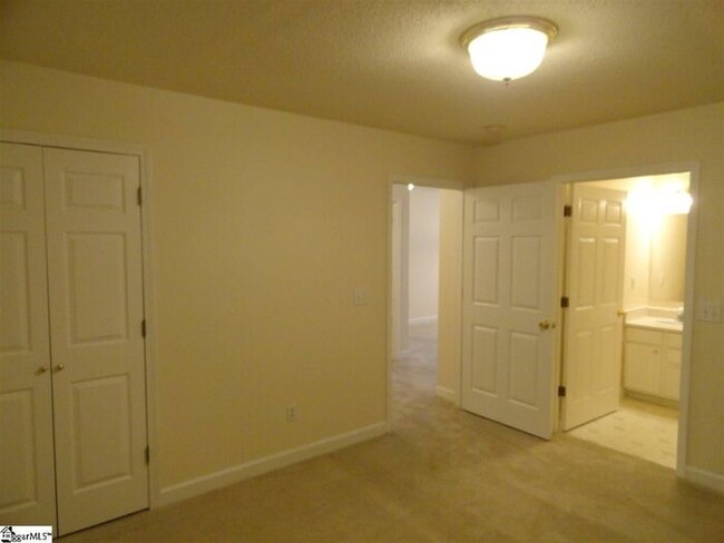 Building Photo - 2 Bed / 2 Bath near Cherrydale