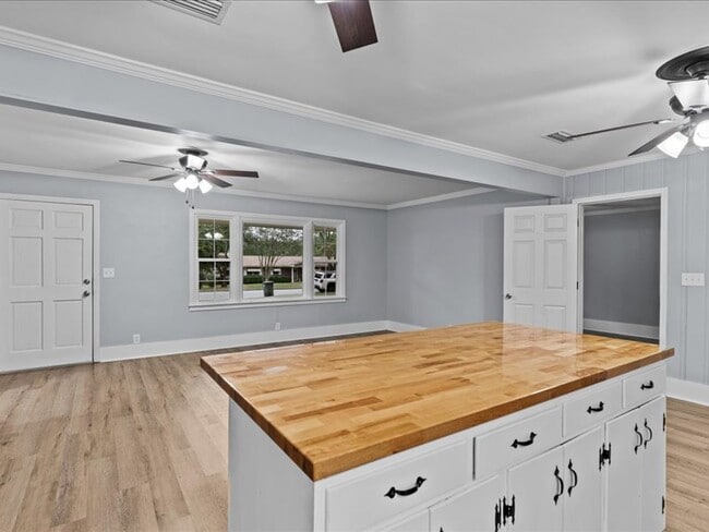 Building Photo - 302 Cedar Dr