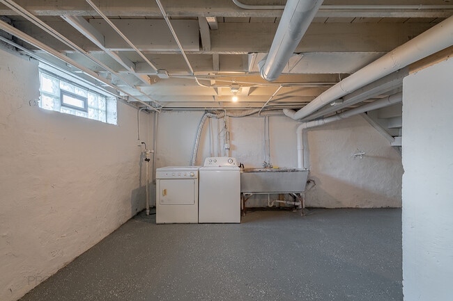 Building Photo - 29 W 33rd Pl