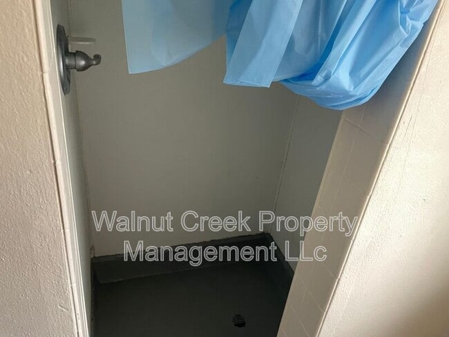 Building Photo - 6968 Lake Ave