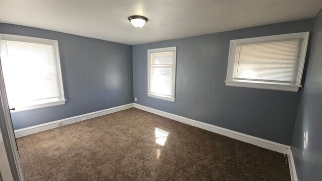 Building Photo - Charming 3-Bedroom Property in Prime Location