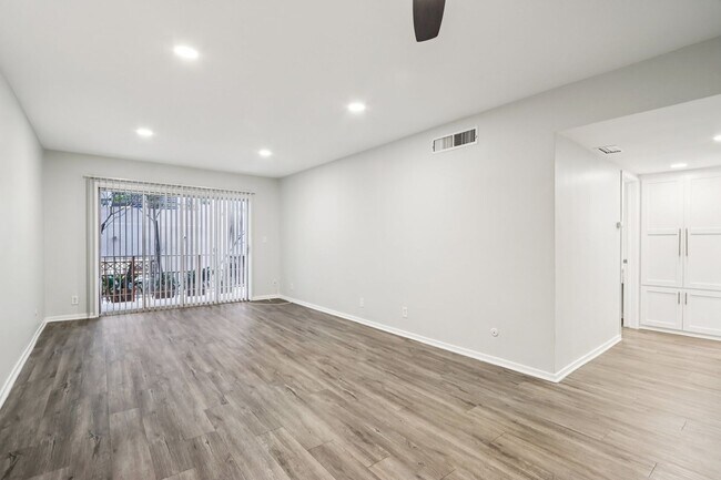 Interior Photo - 312 S Willaman Dr