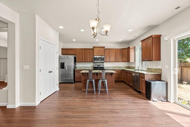 Building Photo - Fully Furnished 5-Bedroom Horizon Pointe H...