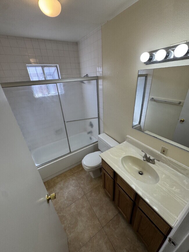 Building Photo - 2 bedroom 2 bath Single Story located in HENDERSON