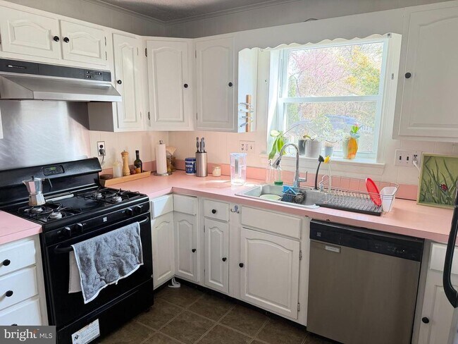 Building Photo - 2101 N Nottingham St